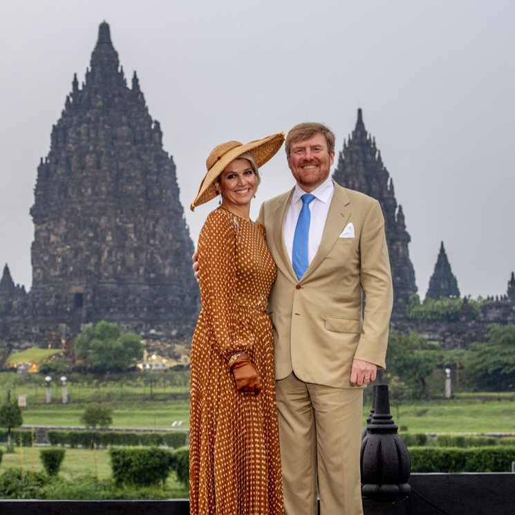 El idílico posado de los reyes de Holanda en el impresionante templo indonesio de Prambanan