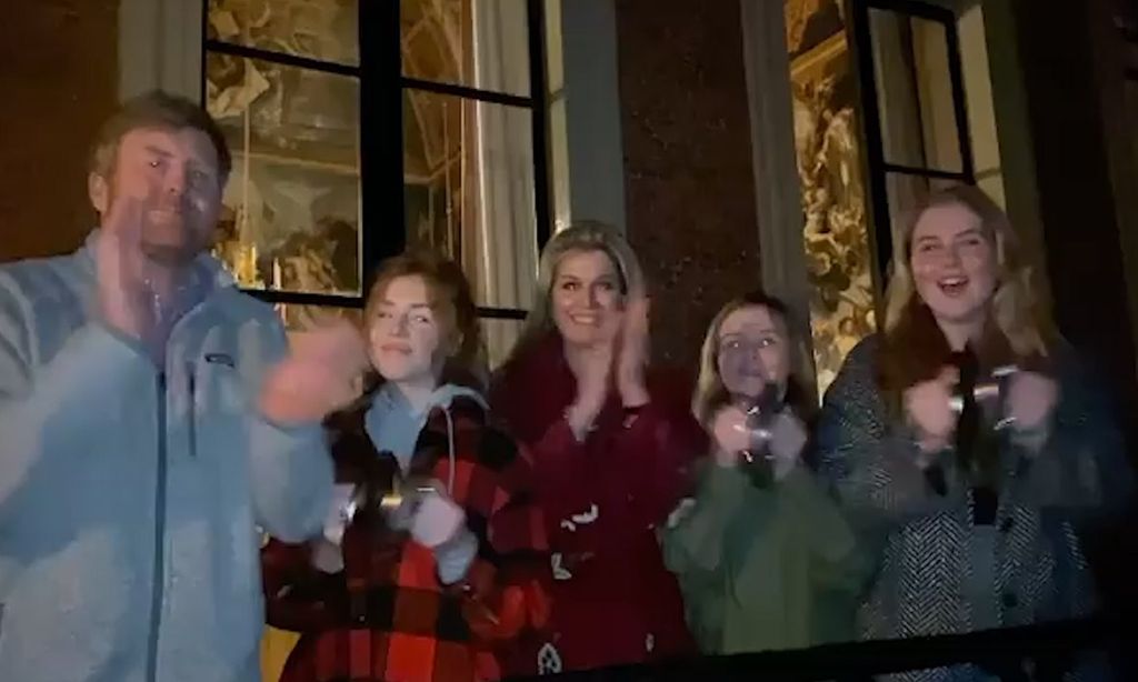 Cacerola en mano y desde el balcón: los reyes de Holanda y sus hijas apoyan a los sanitarios