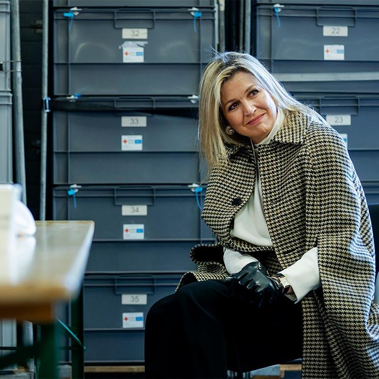 Máxima de Holanda lleva su sonrisa y su cercanía a los voluntarios de Cruz Roja