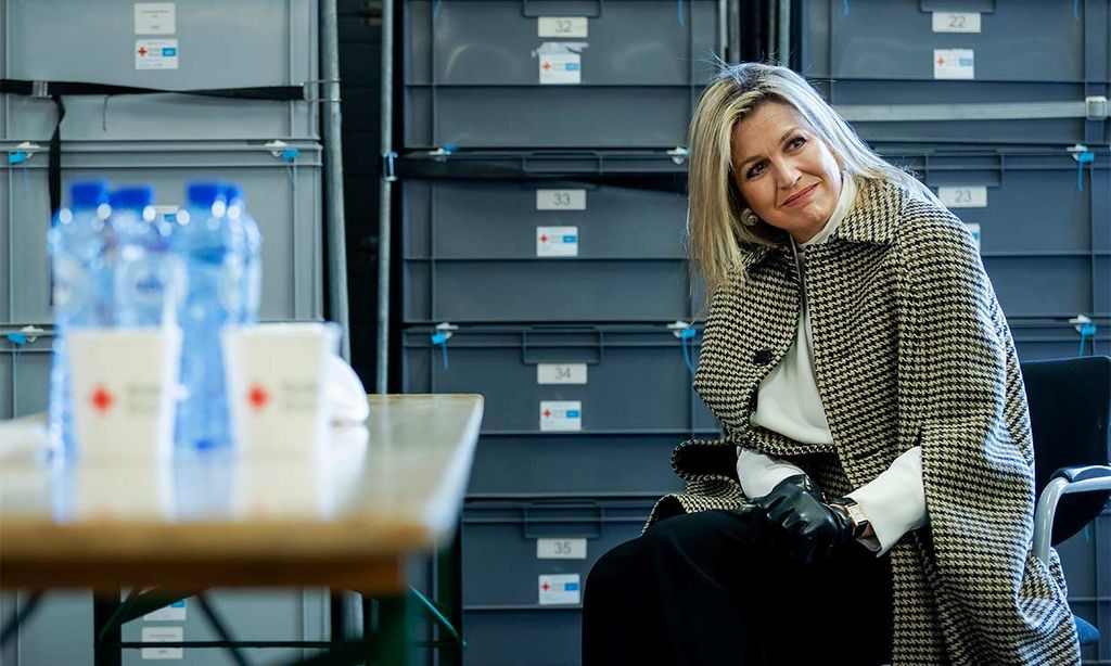 Máxima de Holanda lleva su sonrisa y su cercanía a los voluntarios de Cruz Roja