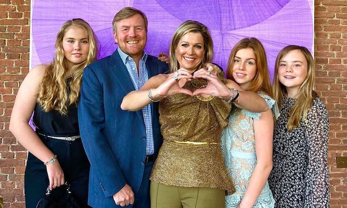 Los reyes de Holanda con sus hijas