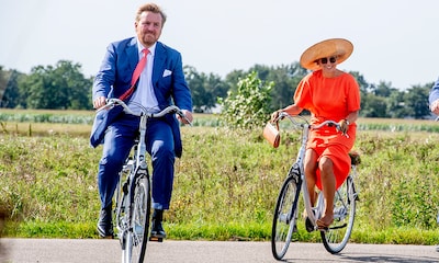 ¡Más difícil todavía! Máxima de Holanda con taconazo, bolso y pamela en bicicleta