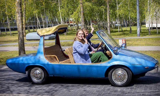 Guillermo y Amalia de Holanda en coche
