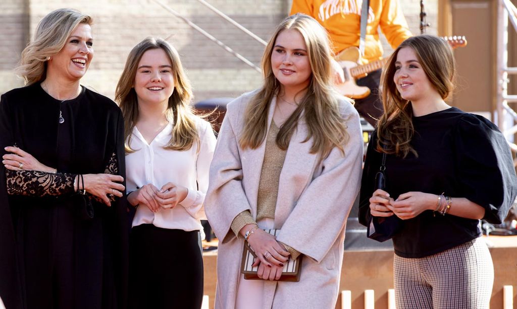 Máxima de Holanda con sus hijas