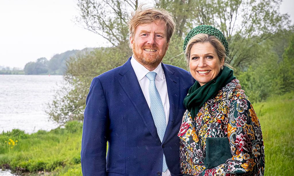 El apropiado cambio de zapatos de la reina Máxima durante su paseo por el bosque