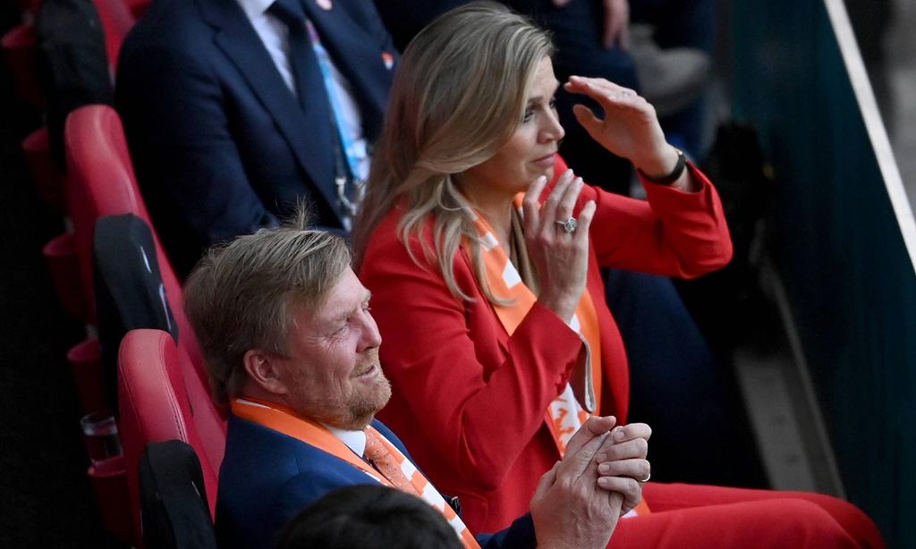 Máxima y Guillermo de Holanda viven con emoción el partido de su selección en la Eurocopa