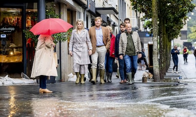 Máxima y Guillermo comprueban, en primera persona, el desastre de las inundaciones en los Países Bajos