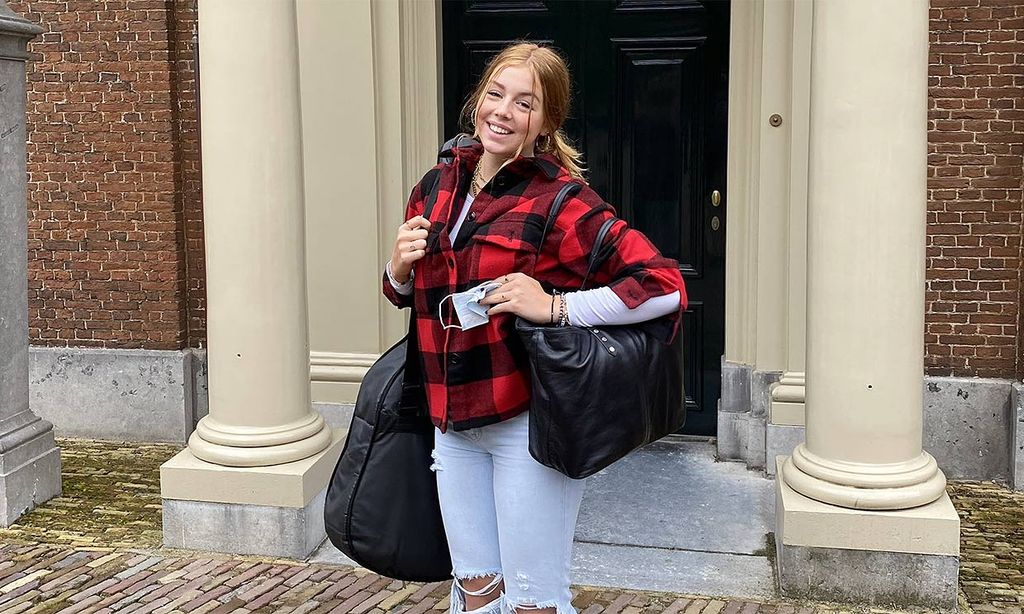 Alexia de Holanda lleva su guitarra al colegio que comparte con Leonor