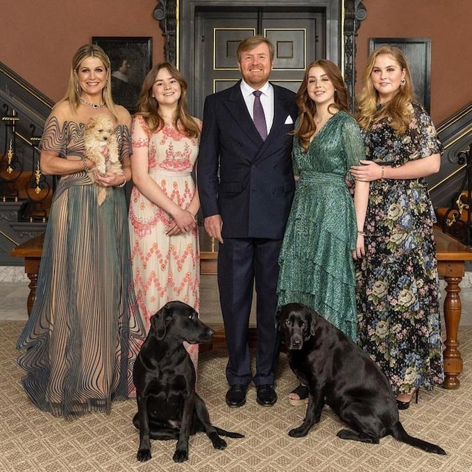 Los Reyes de Países Bajos y sus hijas desean una 'feliz Navidad' con una significativa imagen junto a sus mascotas