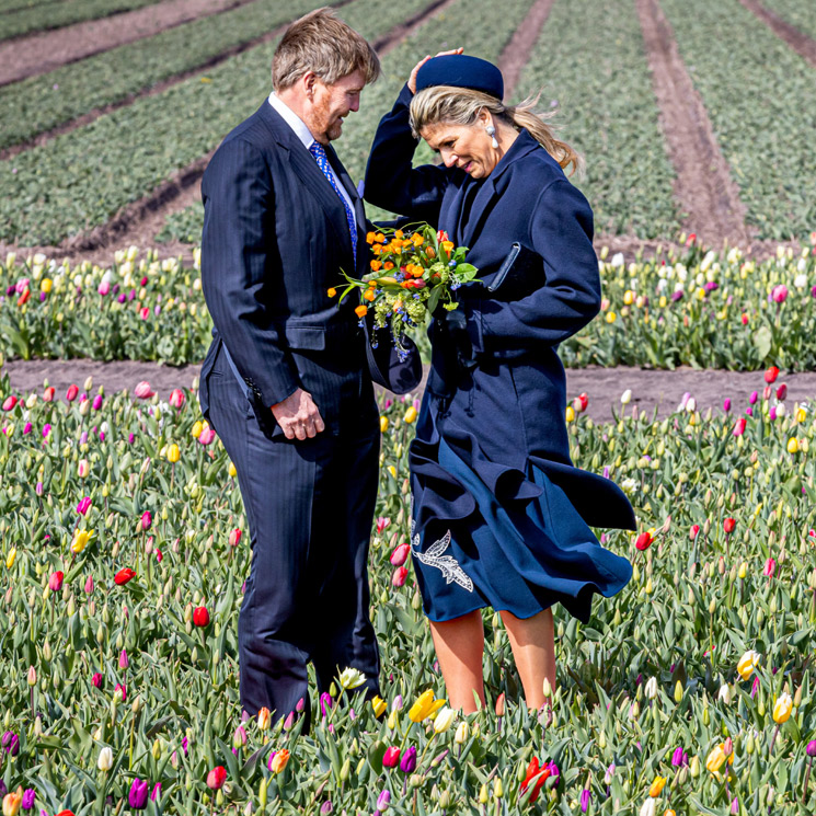 Entre tulipanes y luchando contra el viento, las divertidas imágenes de Máxima y Guillermo de los Países Bajos