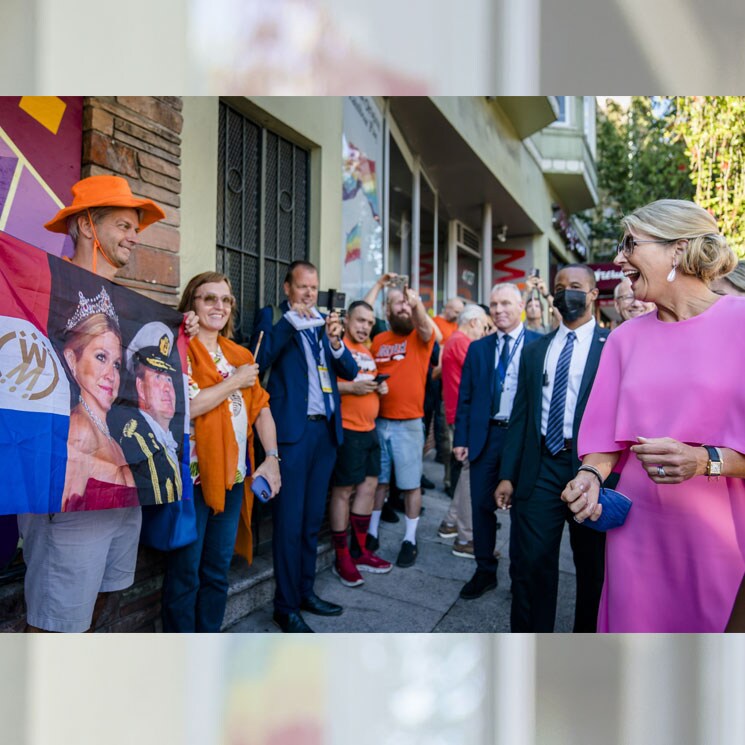 Arriando una bandera y en uno de los míticos bares de San Francisco: Máxima de Holanda inicia su viaje en solitario por Estados Unidos