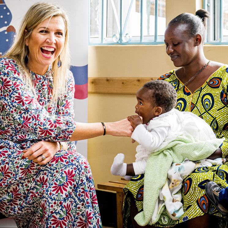 El momentazo de la reina Máxima con un bebé durante su viaje a Tanzania