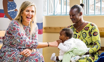 El momentazo de la reina Máxima con un bebé durante su viaje a Tanzania