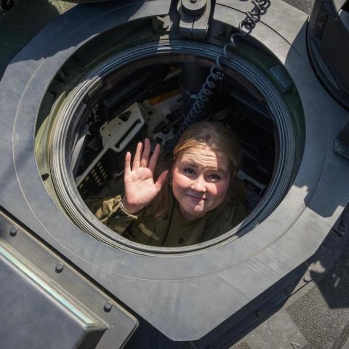 Las imágenes más espectaculares de la princesa Amalia volando en un F16 y visitando un submarino