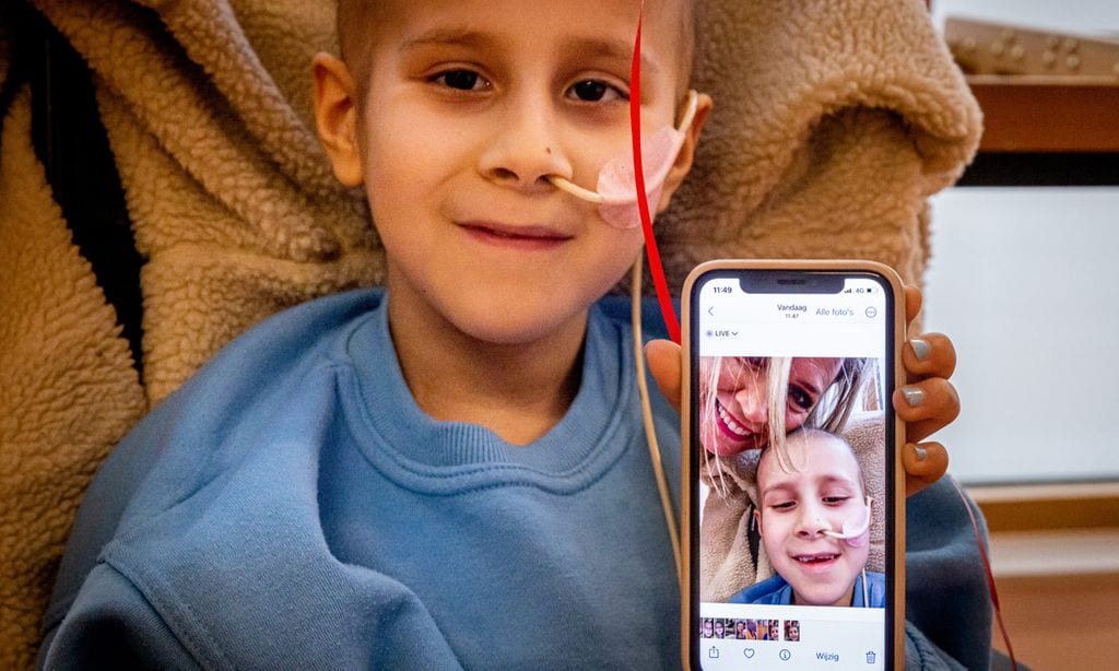 Selfie de Máxima de Holanda con un niño con cáncer