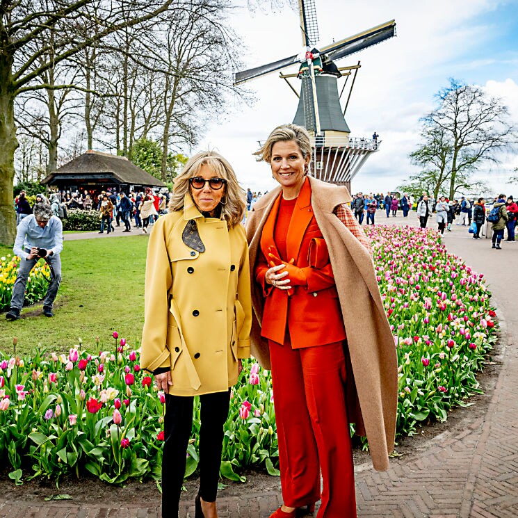 La buena sintonía entre la reina Máxima y Brigitte Macron entre tulipanes y en una cita con el recuerdo
