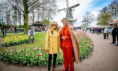 La buena sintonía entre la reina Máxima y Brigitte Macron entre tulipanes y en una cita con el recuerdo