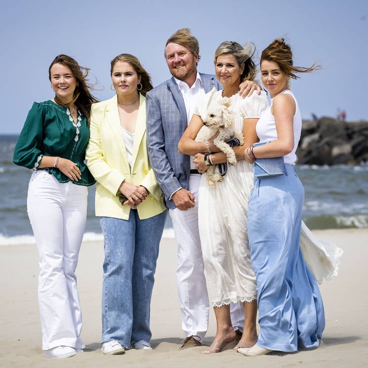 Las princesas Amalia, Alexia y Ariane, protagonistas junto a 'Mambo' del posado más playero y desenfadado