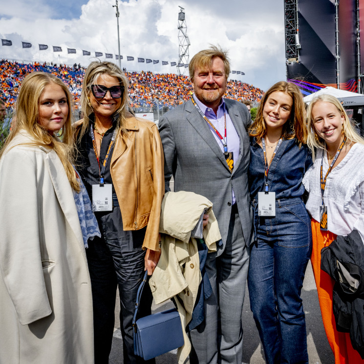 Las imágenes de Guillermo y Máxima de Holanda con sus hijas recorriendo los boxes de la Fórmula 1 como unos fans más