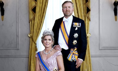 De las históricas joyas de Máxima a una original foto en blanco y negro: así son los nuevos retratos de los reyes de Países Bajos