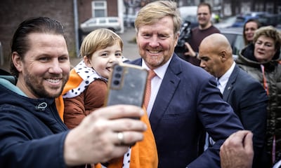 El simpático encuentro de Guillermo de Países Bajos con su doble en miniatura ¡que ha terminado en selfie!