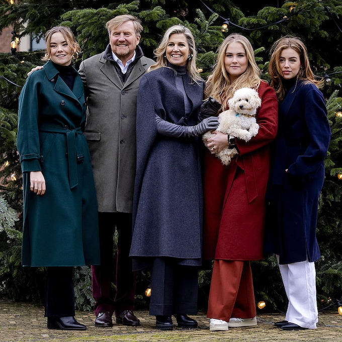 Los Reyes de los Países Bajos y sus hijas protagonizan un divertido posado navideño ¡sin separarse de su mascota!