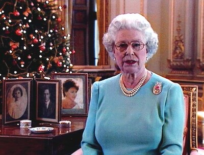 Isabel II repasa un año de ‘gozos y sombras’ en su mensaje navideño