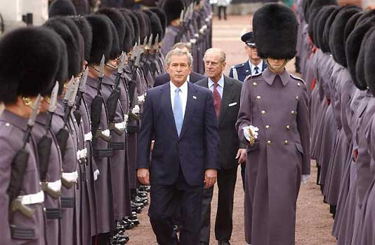 Colorida bienvenida real a George W. Bush en Londres