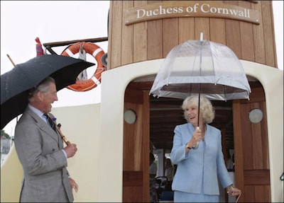Una divertida anécdota bajo la lluvia protagoniza la alegre felicitación navideña del príncipe Carlos y la Duquesa de Cornualles