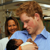 El príncipe Harry muestra su lado más tierno en su visita a Barbados