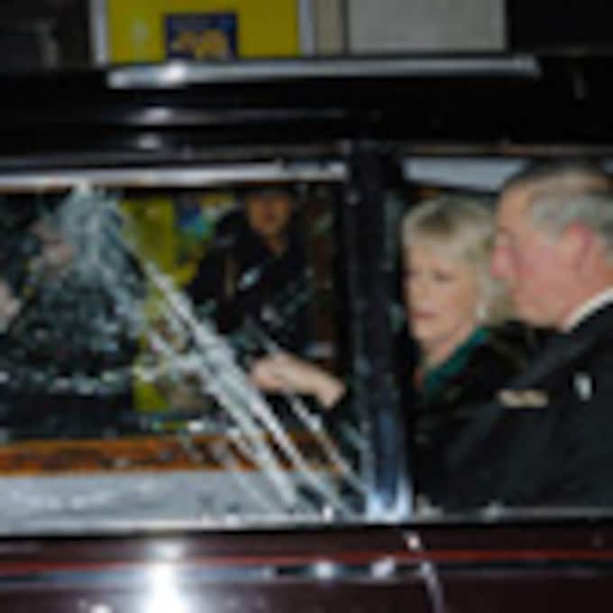 El príncipe Carlos y la Duquesa de Cornualles sufren los ataques de una protesta estudiantil en el centro de Londres