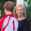 El príncipe Harry charla con Charlize Theron en el polo, pero llega y se marcha del partido con Chelsy Davy