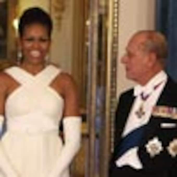 Obama transmite un mensaje de sus hijas a la reina Isabel durante una cena de Estado en el palacio de Buckingham