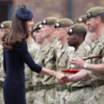 En su primer acto militar, la duquesa de Cambridge condecora a los soldados que acaban de regresar de Afganistán
