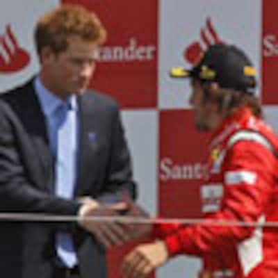 El príncipe Harry corona a Fernando Alonso como vencedor del Gran Premio de Formula 1 de Gran Bretaña