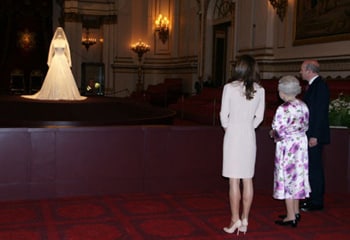 La duquesa de Cambridge visita con la reina Isabel II una exposición sobre su boda