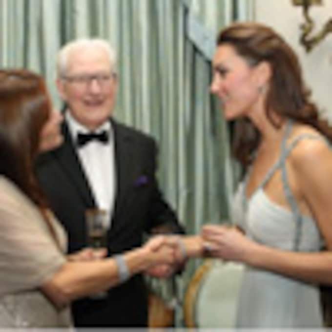 La duquesa de Cambridge representa al príncipe de Gales por primera vez en una cena de gala