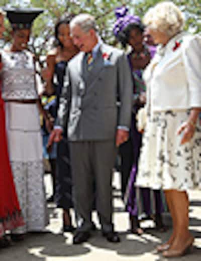 El príncipe Carlos y la duquesa de Cornualles, curiosos y participativos en su visita oficial a Sudáfrica