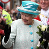 En la celebración de sus 60 años en el trono británico, la reina Isabel promete continuar su vida de servicio a su país