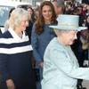 La reina Isabel II, la duquesa de Cornualles y la duquesa de Cambridge trabajan juntas por primera vez