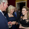 El príncipe Carlos y la duquesa de Cornualles mueven sus caderas al ritmo de 'The Loco-Motion'