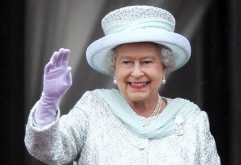 Isabel II reduce los costes de su vestuario reciclando telas del almacén del palacio de Buckingham