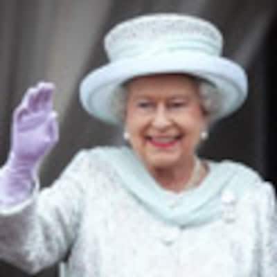 Isabel II reduce los costes de su vestuario reciclando telas del almacén del palacio de Buckingham