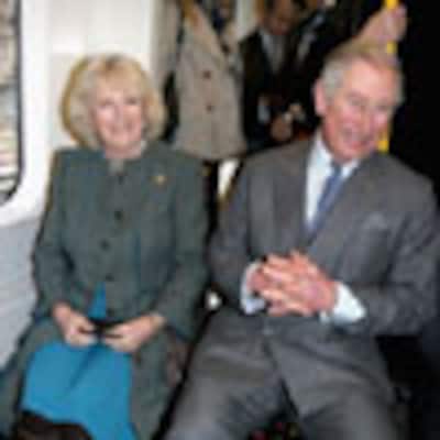 El príncipe Carlos se sube al metro por primera vez en 33 años y conoce el andén de Harry Potter