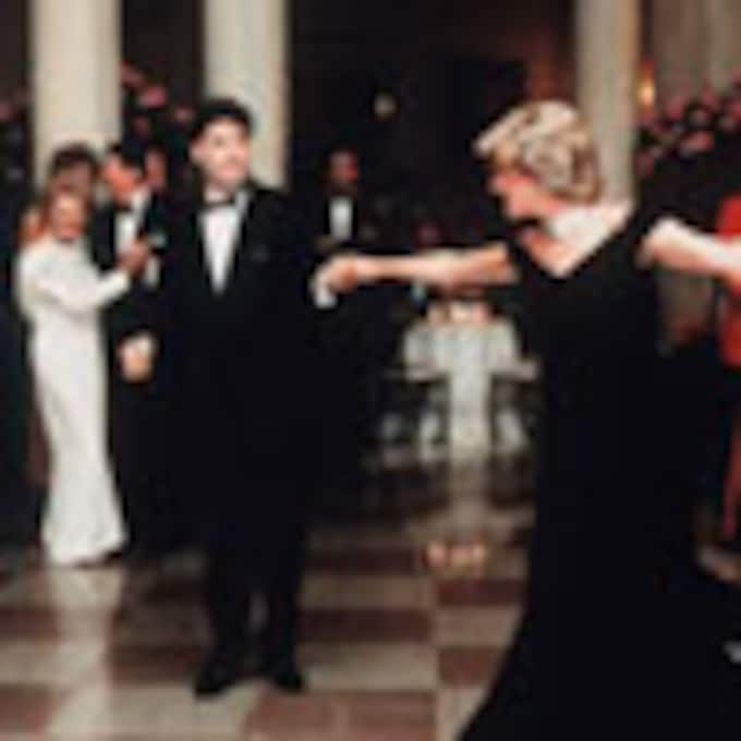 A subasta el traje que llevó la princesa Diana cuando bailó con John Travolta en la Casa Blanca