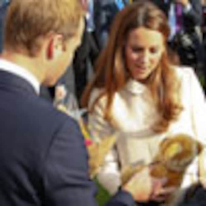 Blanca y radiante va... La Duquesa de Cambridge con los primeros regalos para su bebé