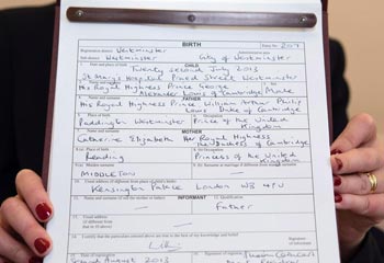 El príncipe Guillermo firma simplemente 'Wills' en el certificado de nacimiento de su hijo