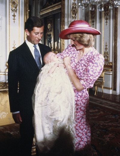 A un día del bautizo del príncipe George de Cambridge, recordamos la ceremonia bautismal de su padre, el príncipe Guillermo