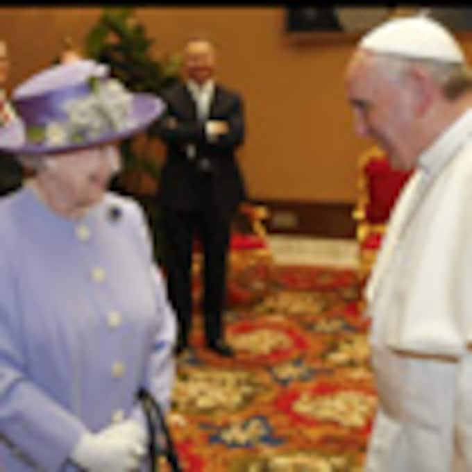 La reina Isabel II se reúne por primera vez con el papa Francisco en el Vaticano
