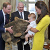 El príncipe George, feliz con su nuevo peluche australiano